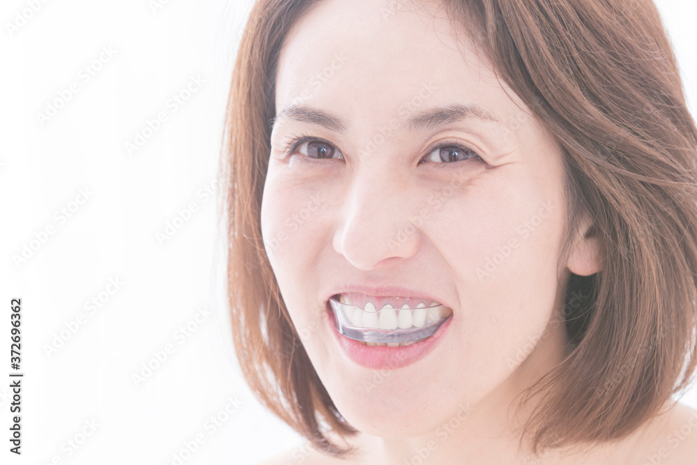 マウスピースをする女性 マウスピースをする女性