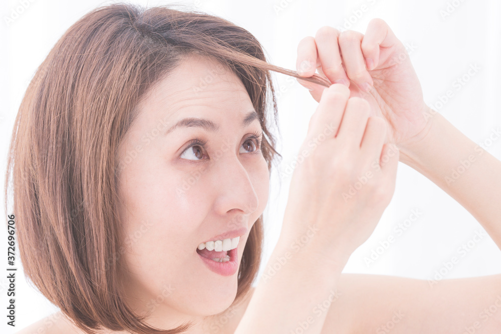 髪の毛に悩む女性 髪の毛に悩む女性