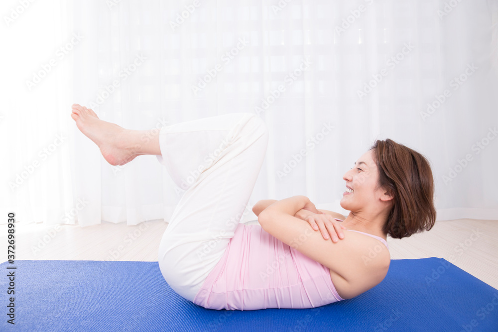 腹筋をする女性 腹筋をする女性