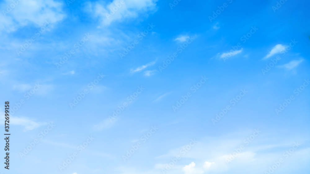 Fototapeta premium błękitne niebo z pięknymi naturalnymi białymi chmurami