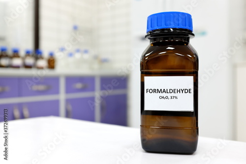 Photos Selective focus of formaldehyde or formalin in brown amber glass bottle inside a laboratory
