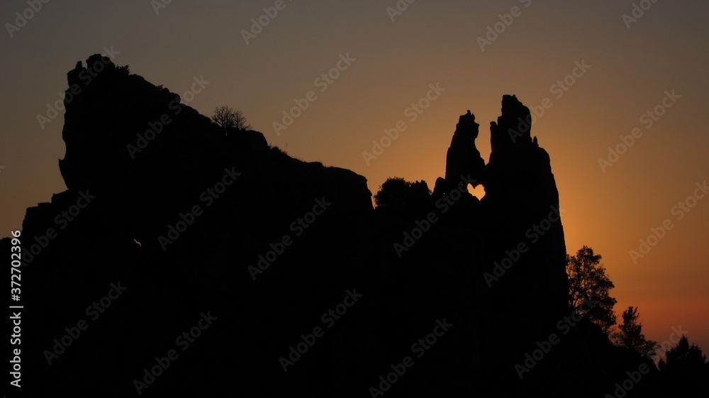 Das Herz im Fels in Abendstimmung als Silhouette in der wunderschönen Calanche auf Korsika Das Herz im Fels in Abendstimmung als Silhouette in der wunderschönen Calanche auf Korsika