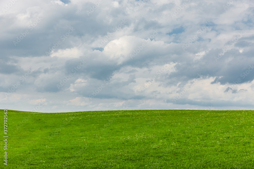 Wolken über Grüner Eiese im Sommer Wolken über Grüner Eiese im Sommer