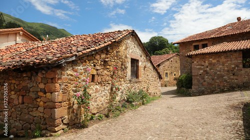 Obraz na płótnie Pueblo de Carmona en Cantabria.