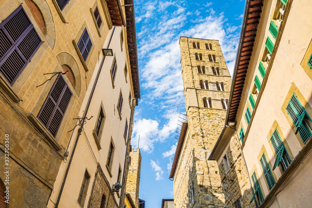 Obraz premium Arezzo, Tuscany - Italy: Main course of history and art. One of the Capitae Etruriae (Etruscan capitals), famous for The Piazza Grande site of Giostra del Saracino and Antiques Fair