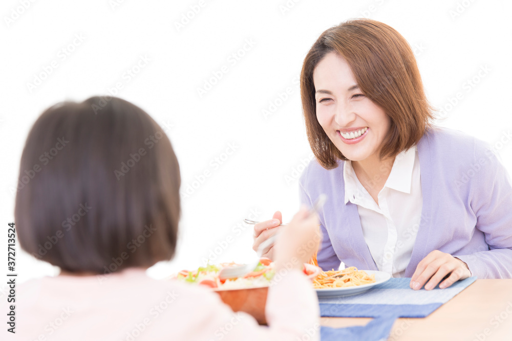 食事をする親子