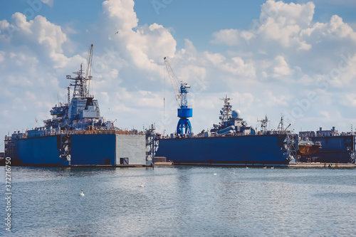 Schilderij op canvas Floating ship docks on the background of the sea.