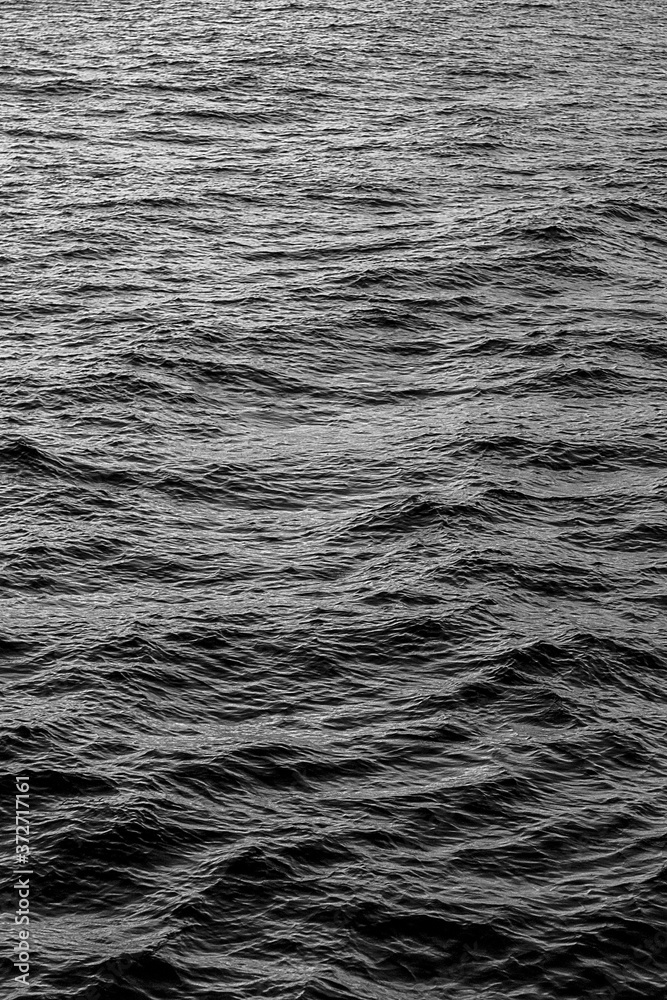 Textura generada por las olas del mar en una fotografía en blanco y negro