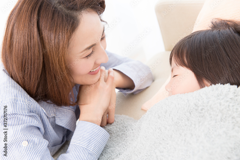 お昼寝する子供 お昼寝する子供