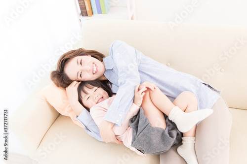 ソファで横になる母と娘