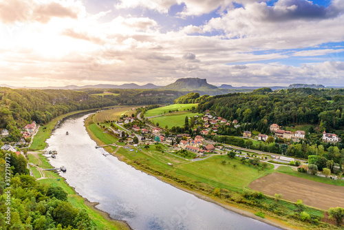 Fotografie View from the bastei viewpoint of the Elbe river and the Rathen town in beautifu