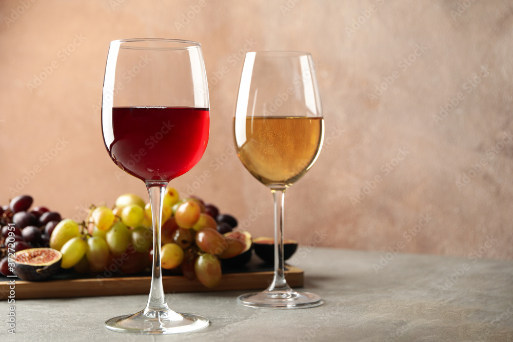 Naklejka premium Composition with glasses of wine and grape on gray table