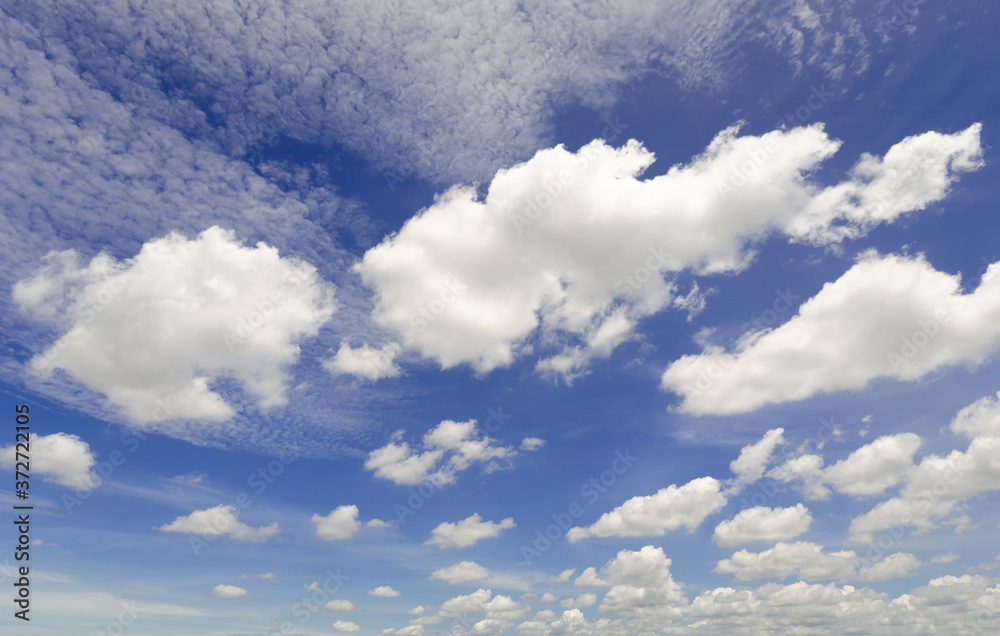 Obraz premium beautiful blue sky and white fluffy cloud horizon outdoor for background.
