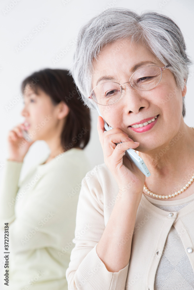 電話する母と娘 電話する母と娘