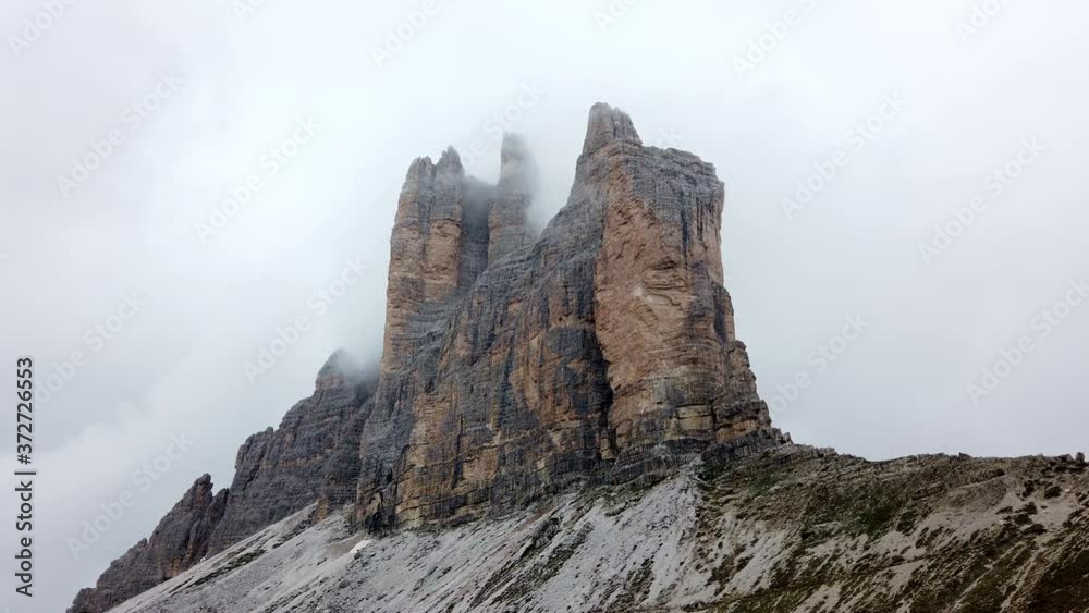 Tre Cime di Lavaredo umhüllt von Wolken - Rundwanderung Tre Cime di Lavaredo umhüllt von Wolken - Rundwanderung