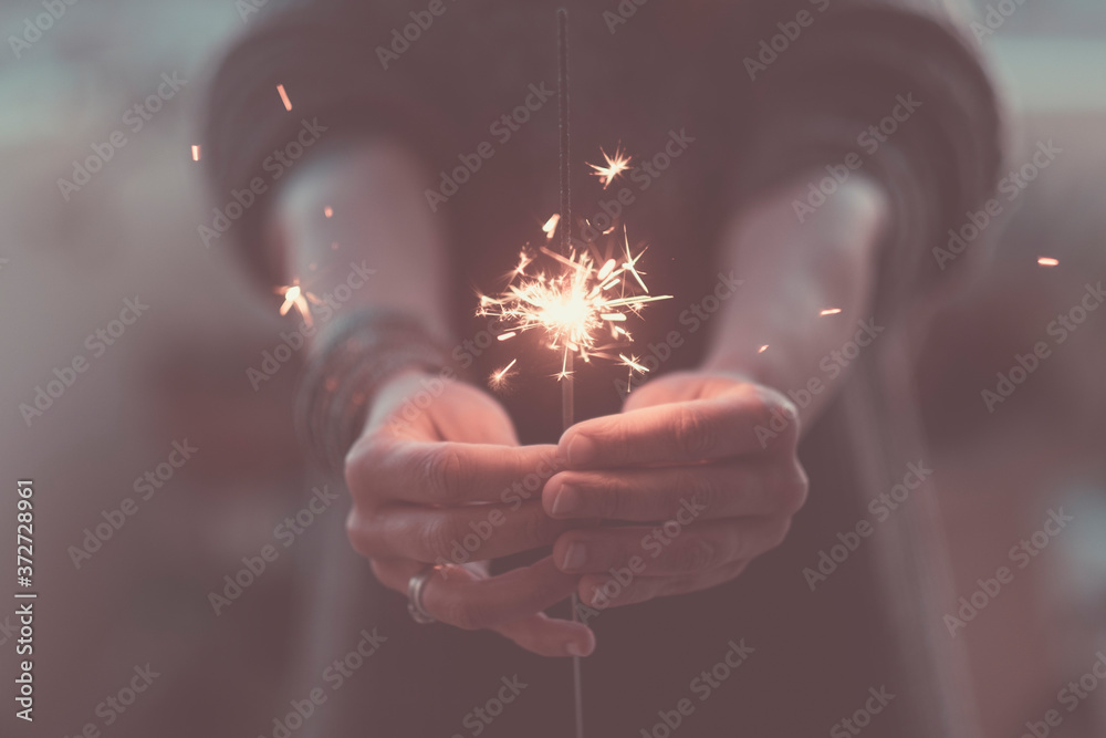 Φωτογραφία Romantic love concept of life with close up of hands with fire sparklers by nigh