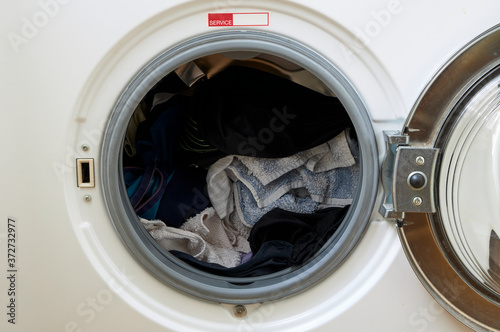 Lavadora cargada de ropa para ser lavada