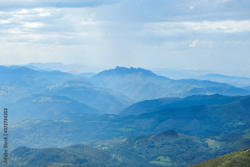 Vue montagnes depuis le sommet de la Rhune, Pays Basque
