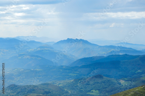 Vue montagnes depuis le sommet de la Rhune, Pays Basque 