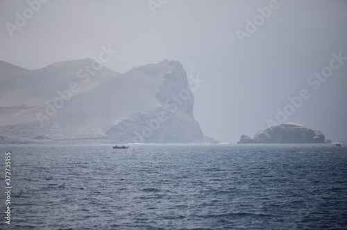 Un bote de pescadores navegan solos el océano pacifico en busca de peces © alex fernandezch