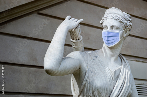 Obraz na płótnie Statue with medical mask against the covid in Buenos Aires, Argentina w salonie
