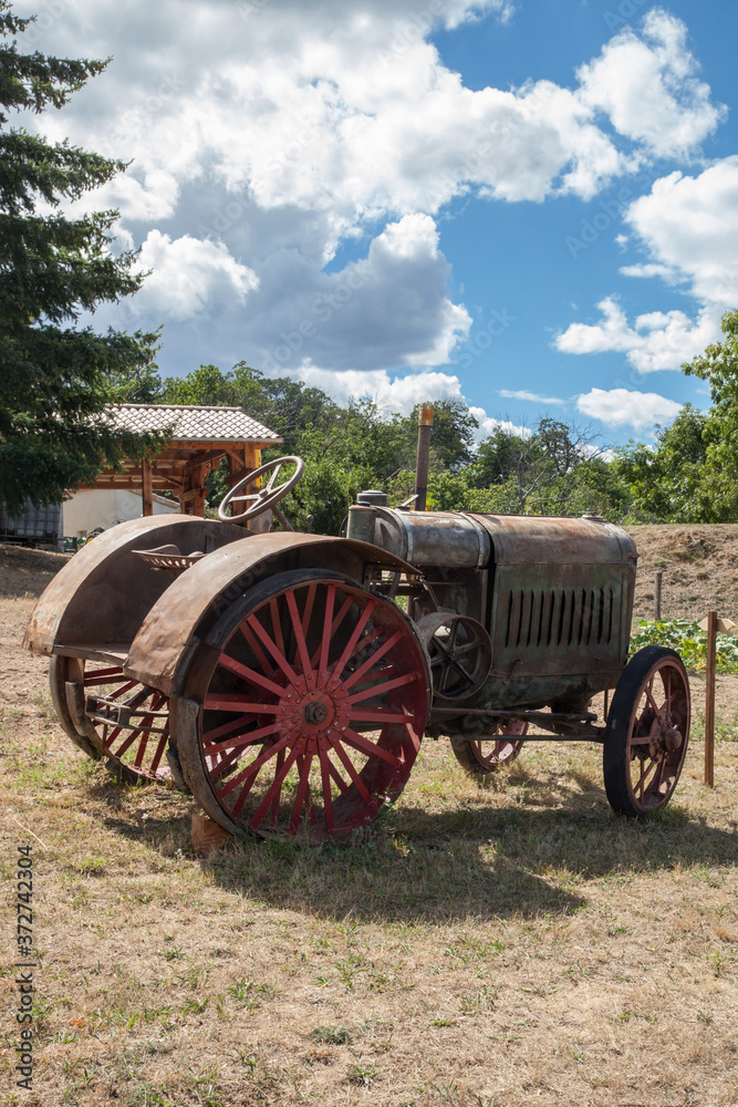 Vieux tracteur dans un champ