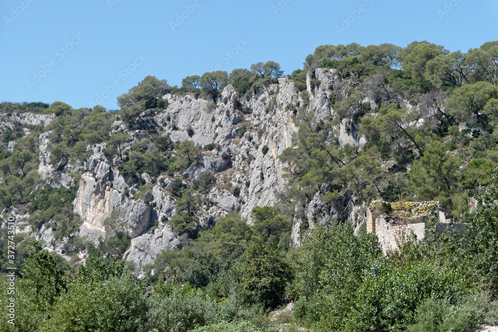 Les très hautes falaises de la commune de Collias dans le Gard - France