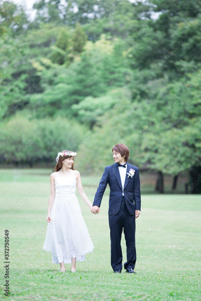 手を繋ぐ新郎新婦
