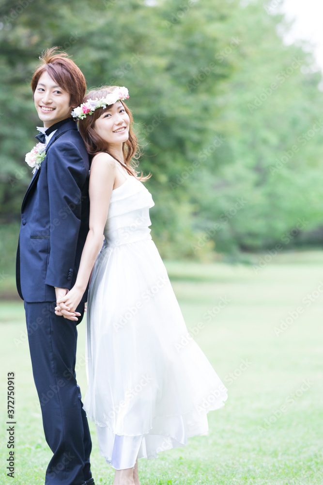 寄り添う新郎新婦 寄り添う新郎新婦