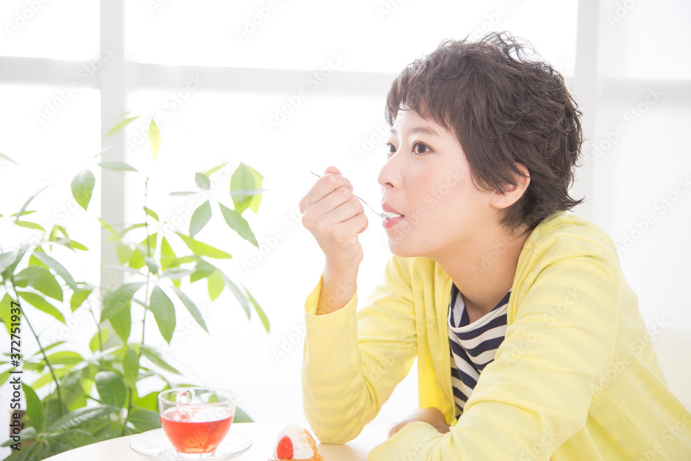 ケーキを食べる女性 ケーキを食べる女性