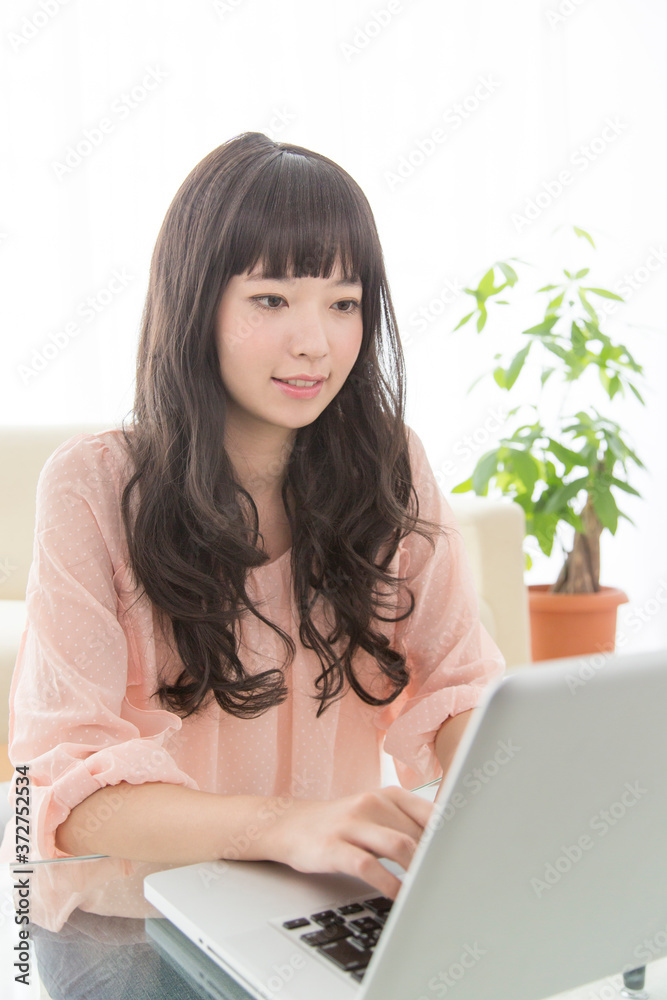 ノートパソコンをする女性