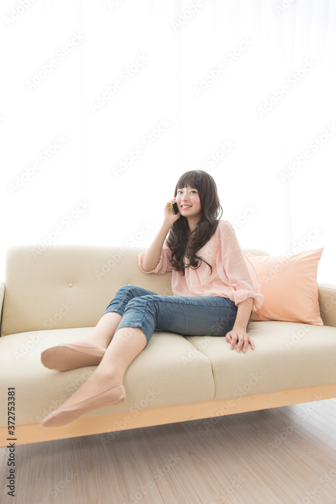 Obraz premium 電話をする女性