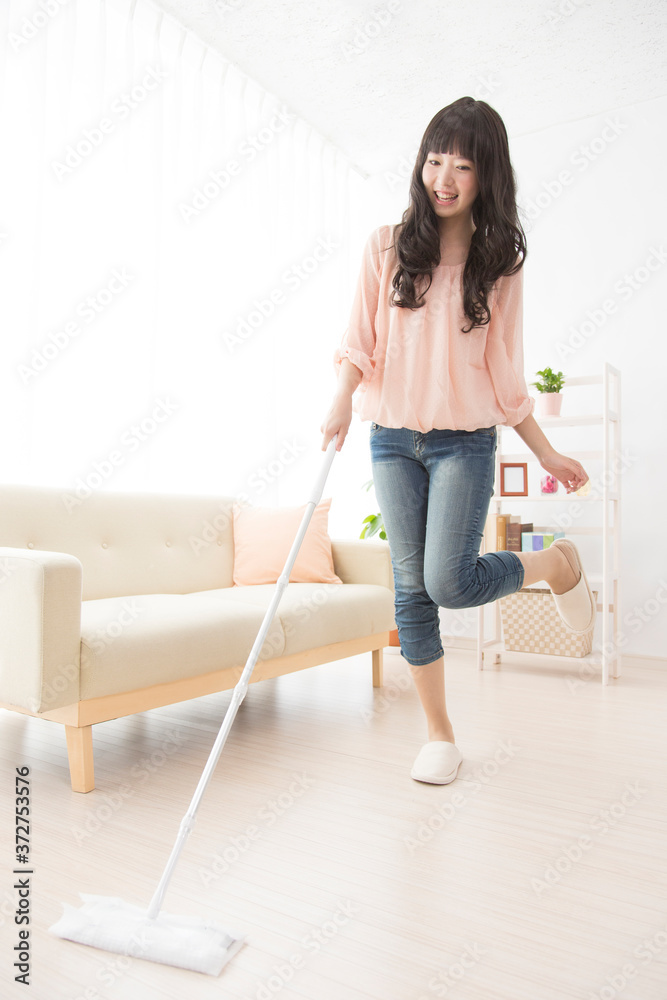 部屋の掃除をする女性 部屋の掃除をする女性
