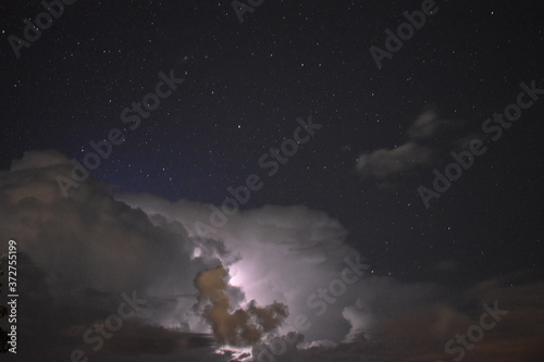 Relámpagos nocturnos en una noche estrellada photo