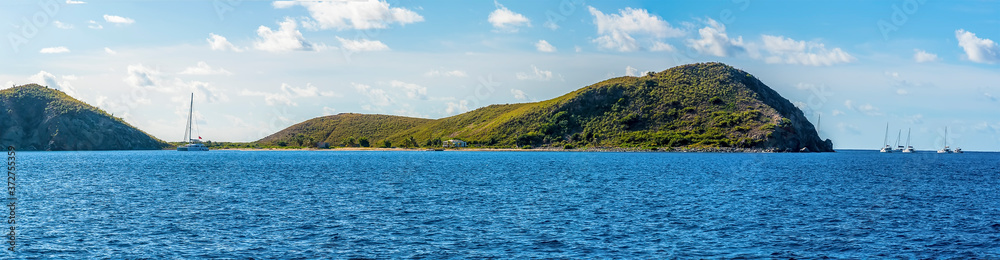 Obraz premium A panorama view towards the bay of Dead Chest Island of the main island of Tortola
