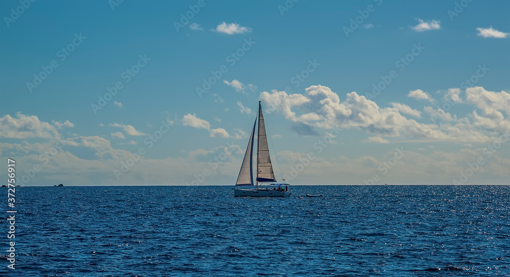 Obraz premium Sailing past the islands of the main island of Tortola