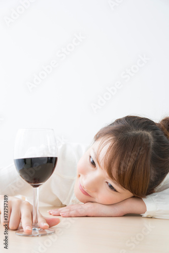 赤ワインと女性