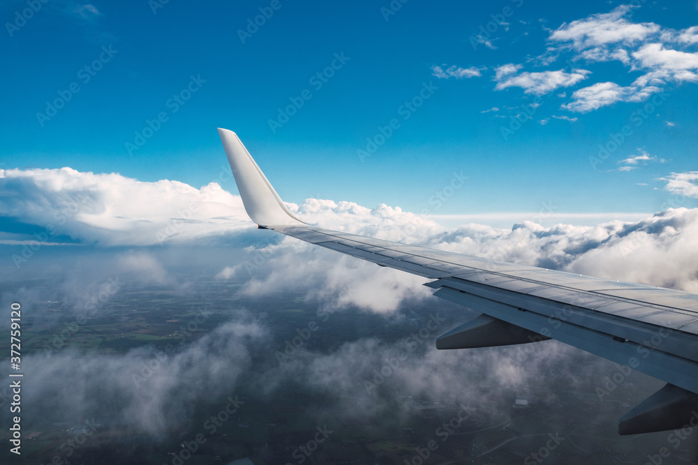 Obraz premium a detail of a wing airplane in flight