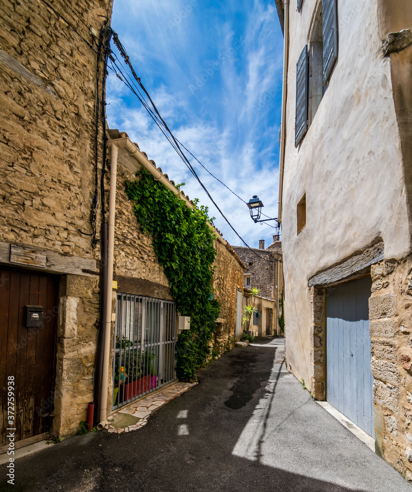 Fototapeta premium Saint-Saturnin-lès-Apt village perché du Lubéron en Provence-Alpes-Côte-d'Azur.