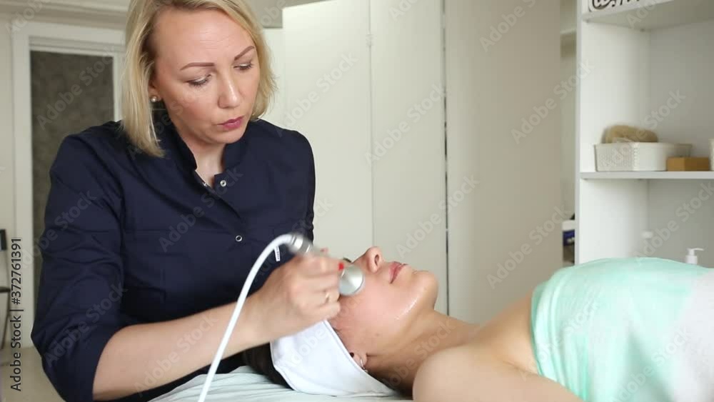 The cosmetologist will give the girl a biolifting procedure. The procedure helps to rejuvenate the skin, improve blood flow, raise muscle tone, prevent aging, pigmentation and the appearance of wrinkl The cosmetologist will give the girl a biolifting procedure. The procedure helps to rejuvenate the skin, improve blood flow, raise muscle tone, prevent aging, pigmentation and the appearance of wrinkl