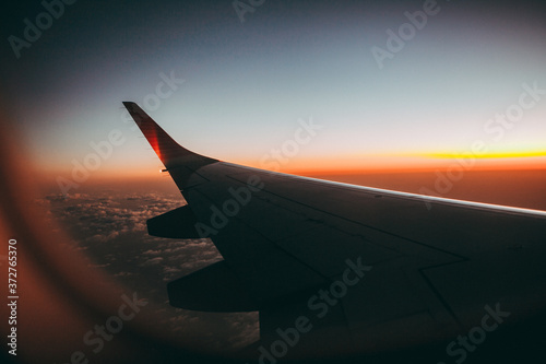 Avión y amanecer
