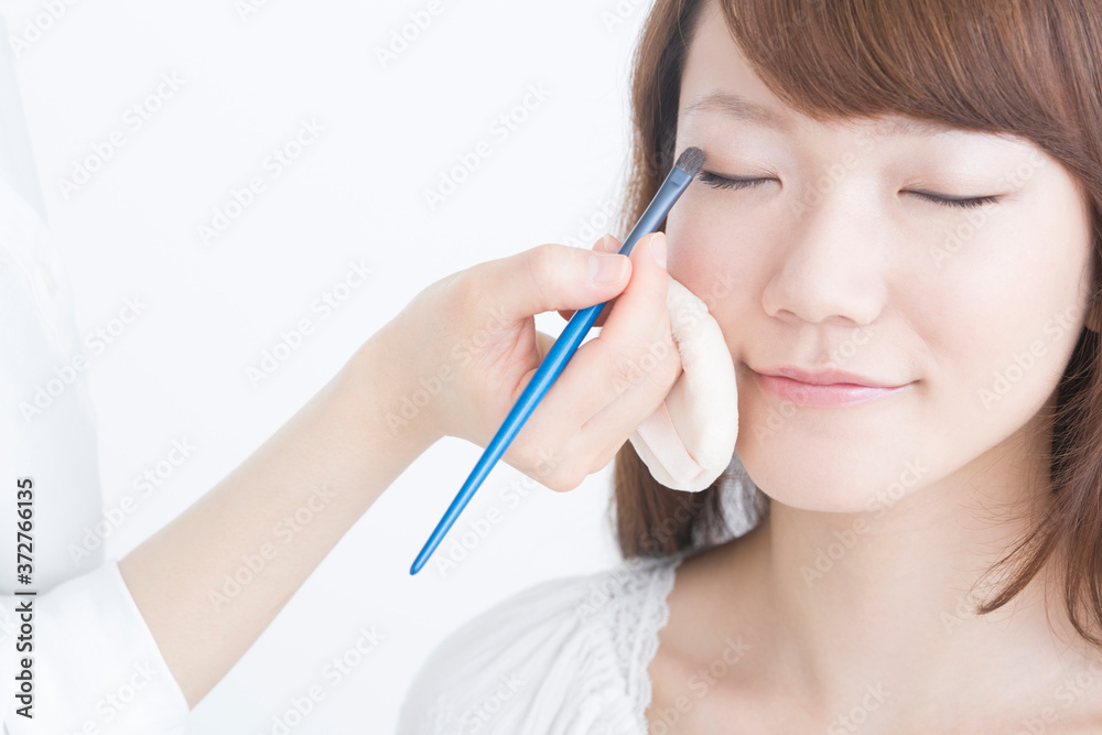 メイクする女性 メイクする女性