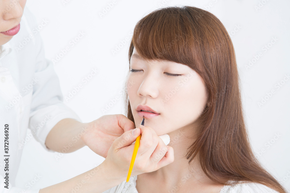メイクをする女性 メイクをする女性