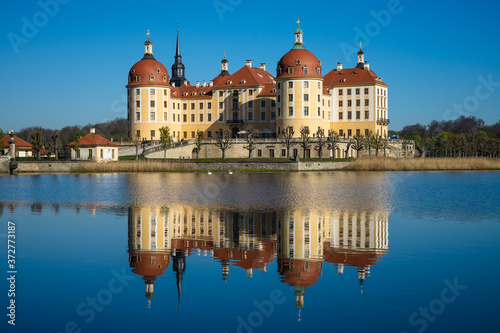 Park und See in Moritzburg mit Schloss
