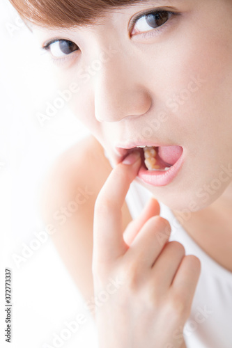 歯をチェックする女性