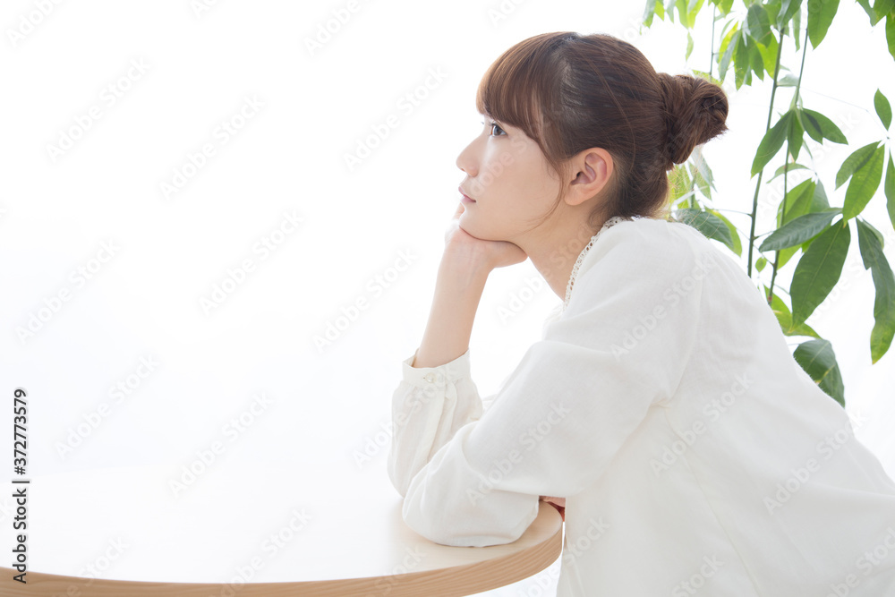 頬杖をつく女性 頬杖をつく女性