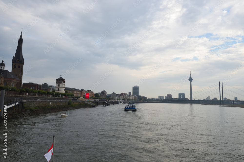 Fototapeta premium rheinuferpromenade in düsseldorf, deutschland