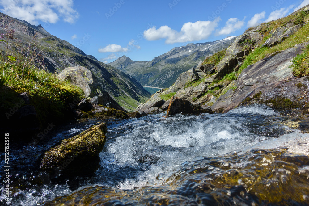 frisches Quellwasser in den Alpen von Österreich
