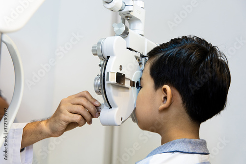 Fototapeta Naklejka Na Ścianę i Meble -  optometrists are examining pediatric patients' eyes with the Autorefractor