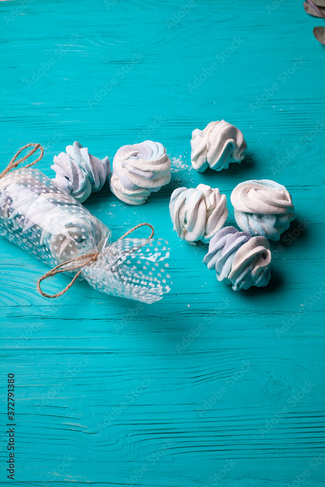 Naklejka premium handmade marshmallow in the form of roses close-up.